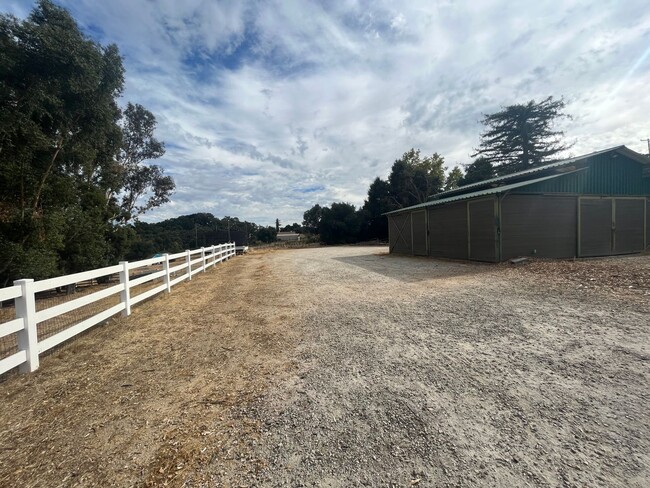 Building Photo - Beautiful 4 Bedroom, 3 Bathroom Atascadero...