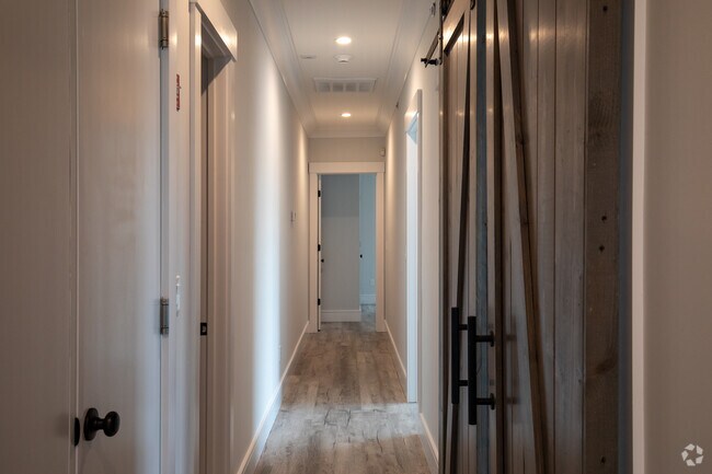 2BR, 2BA-1,100SF - 73 W Main