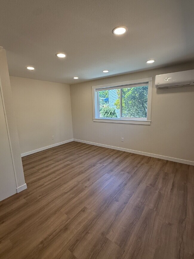 Building Photo - Charming 1-Bed Retreat in Kent: Cozy 460 Sq Ft Unit with Full Bath!
