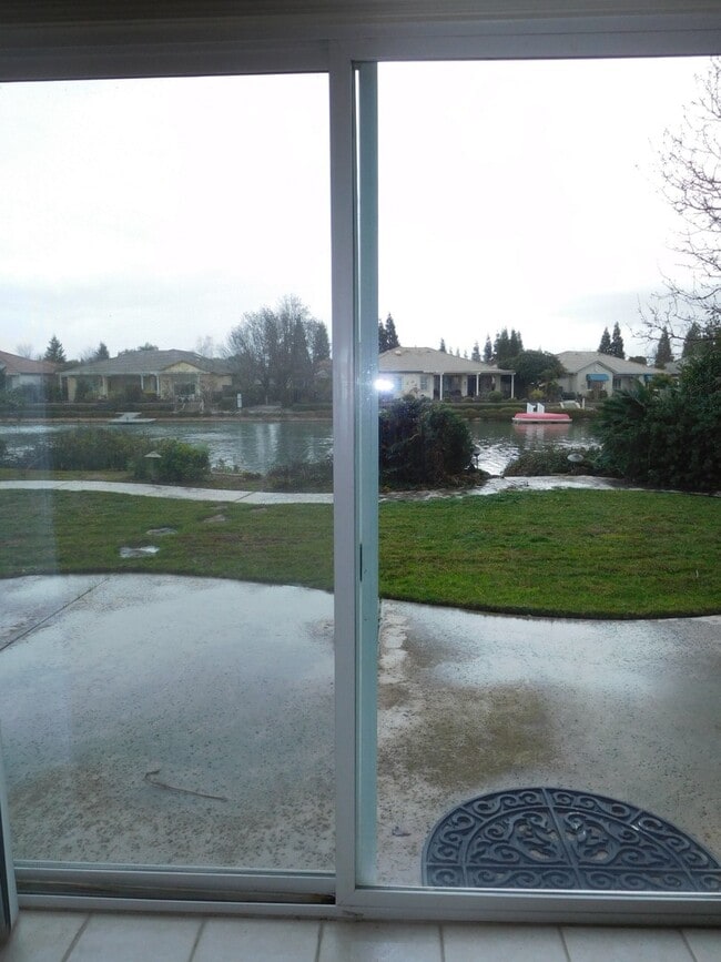 Building Photo - Lakefront 4 bedroom, 3 bath, 3 car  in the Lakeside Community