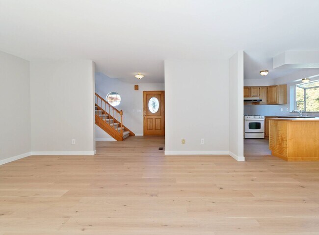 Building Photo - 721 Crown Dr