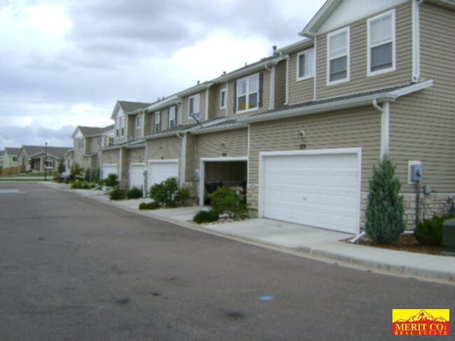 Building Photo - Townhome