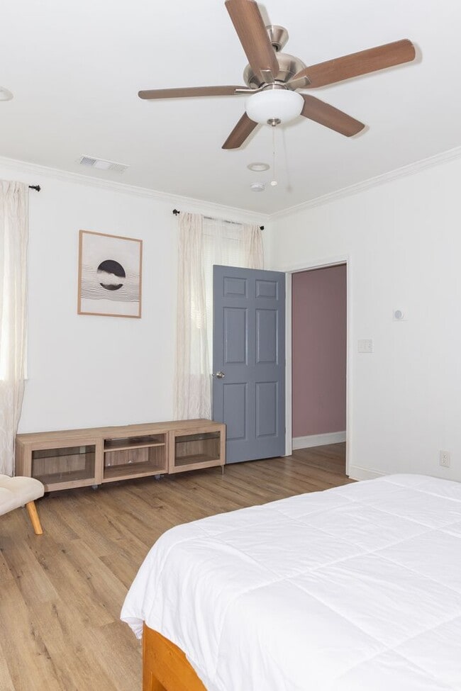 Building Photo - Spacious 4/3.5 w/ Master on Main and Fully...