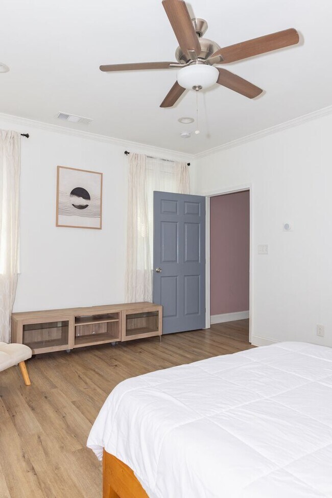 Building Photo - Spacious 4/3.5 w/ Master on Main and Fully Fenced Backyard!