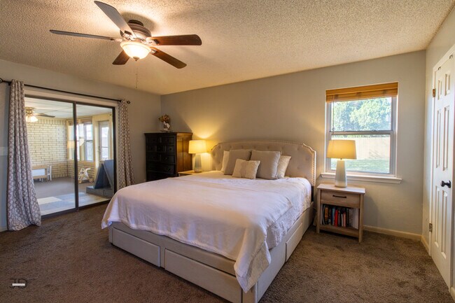 Building Photo - 5604 Greentree Ave