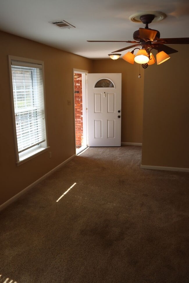 Building Photo - Charming family home in nice neighborhood