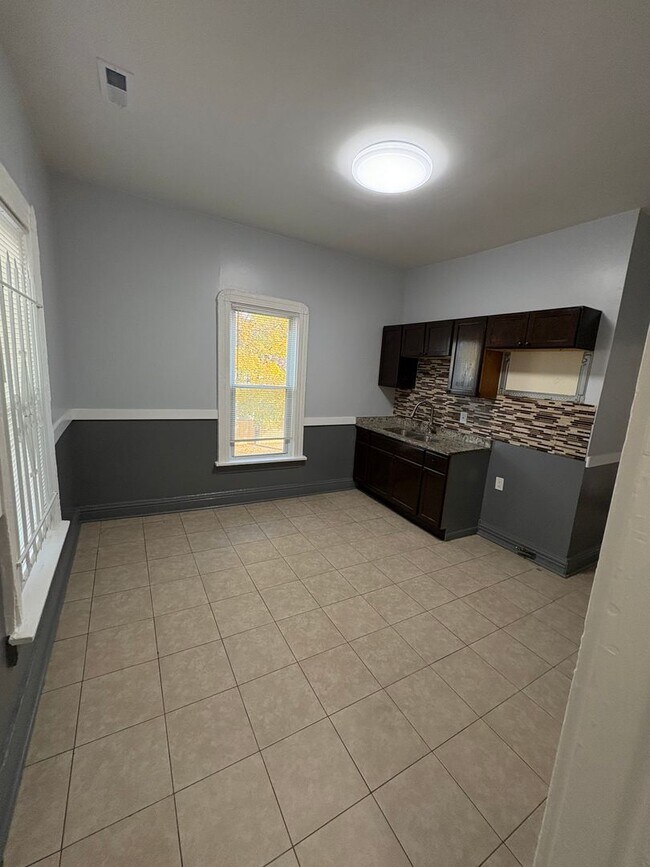 Building Photo - 1034 W 61st St