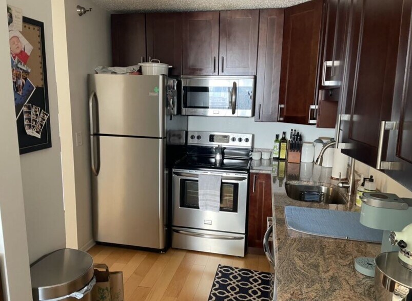 Primary Photo - 1212 N La Salle Dr