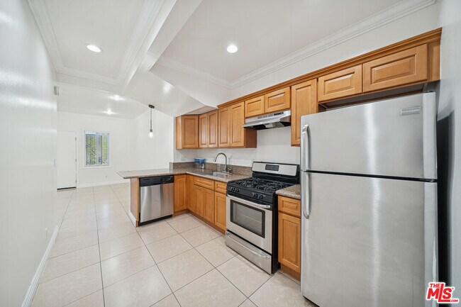 Building Photo - 6680 De Longpre Ave