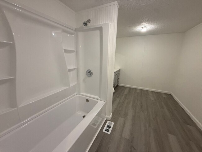 Building Photo - 4 Bedrooms, 3 Bathrooms with potential 5th Bedroom- Mobile home in Armuchee!