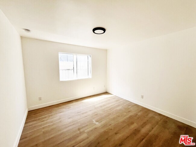 Building Photo - 5440 Carlton Way