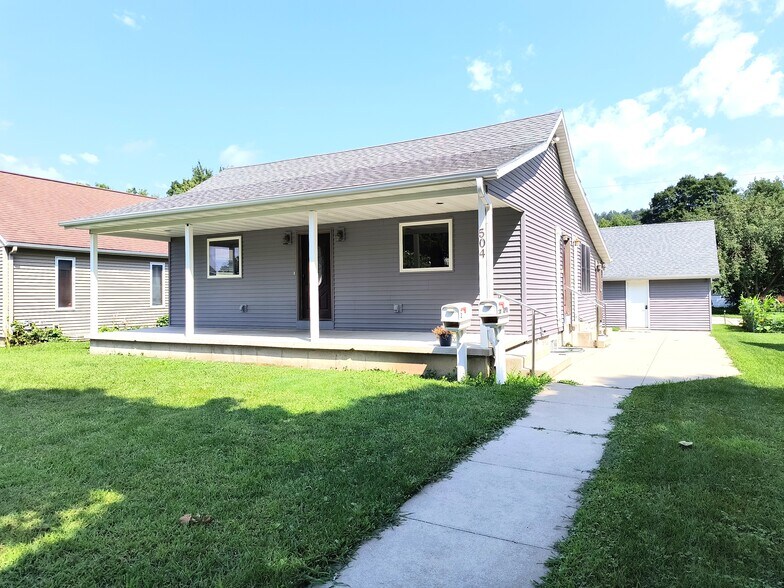 Primary Photo - 504 Decorah Ave