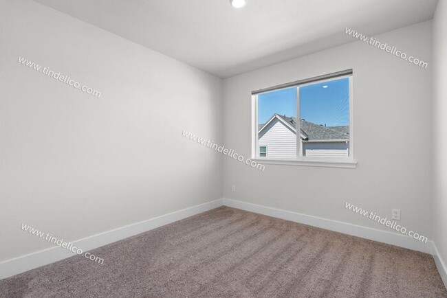 Building Photo - 3 Bedroom 2.5 Bathroom Stunner with Covere...
