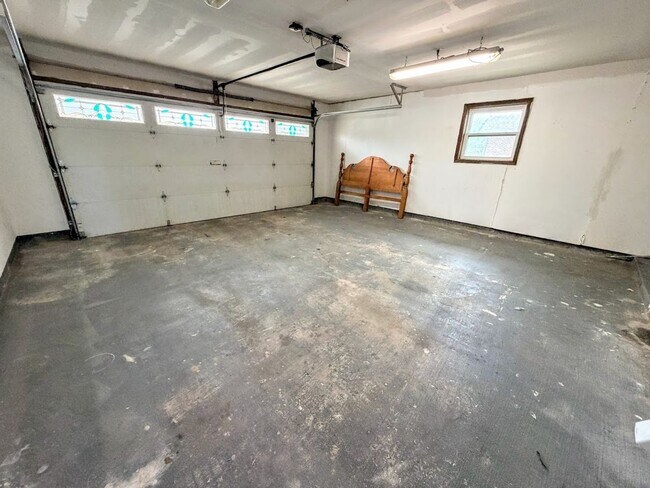 Building Photo - Spacious 3-Bedroom House in Lake Charles - Huge Backyard & Storage Shed