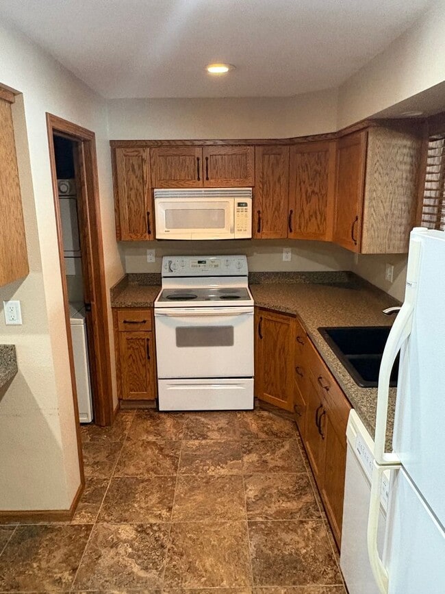 Building Photo - 2 Bedroom Condo