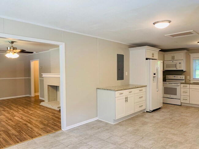 Building Photo - Wow! Grant Park Location! 3 bed, 2 bath, h...