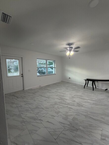 Building Photo - 2319 Stratford Dr