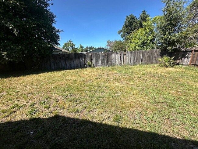 Building Photo - Well maintained home in desirable neighborhood!