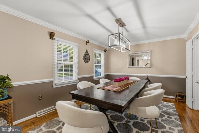 Building Photo - 8715 Shadowlake Way