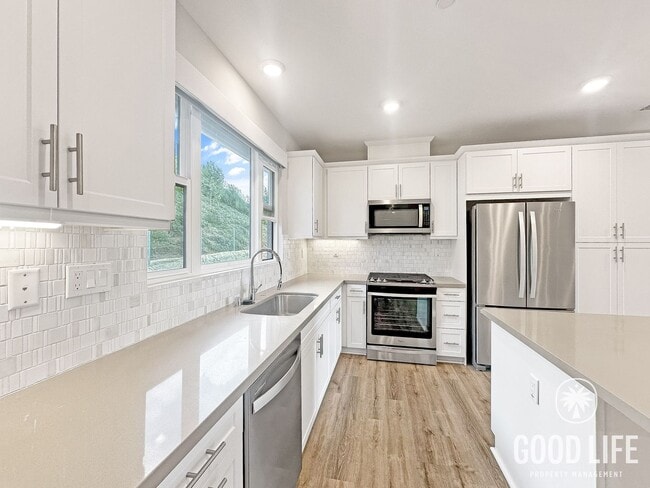 Building Photo - Beautiful 3B/3BA w/ 2 Car Garage, Washer/Dryer and Private Patio!