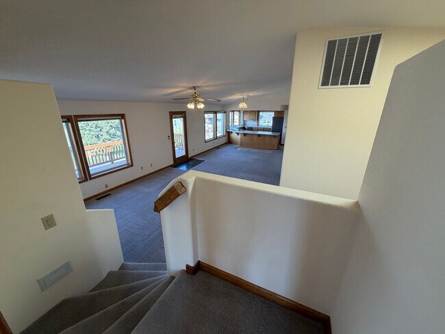 Building Photo - 3405 SW Hillcrest Dr