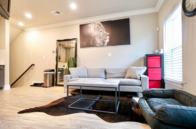 Building Photo - Two-Level 1BR w/ Den Next to Walter Reed a...