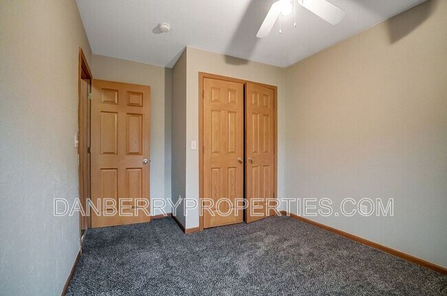 Building Photo - 1127 N Byrne Rd