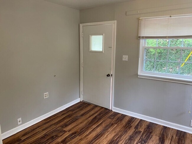 Building Photo - Charming 2-Bedroom Home in Lookout Valley – Pets Welcome!