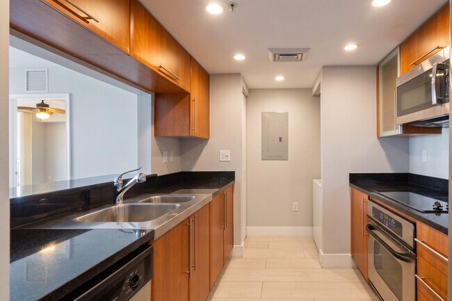 Building Photo - 610 W Las Olas Blvd