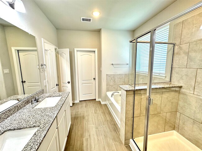 Building Photo - 8319 Divot Trce