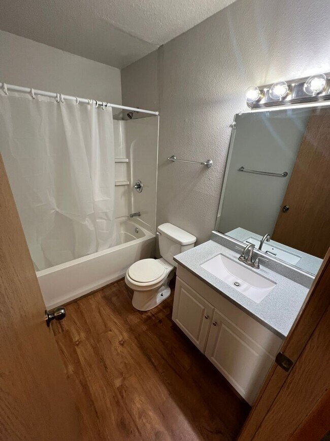 Building Photo - Large 3 bedroom apartment close to Sawyer Elementary, great for families