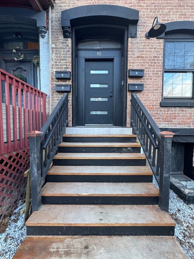 Building Photo - Real Estate Listing: Newly Renovated 2-Bed...