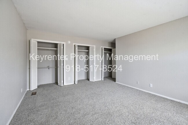 Building Photo - 6506/6508 E 90th St Duplex