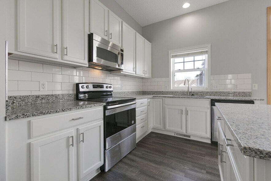 Stainless steel appliances - 5030 Fountain Ln N