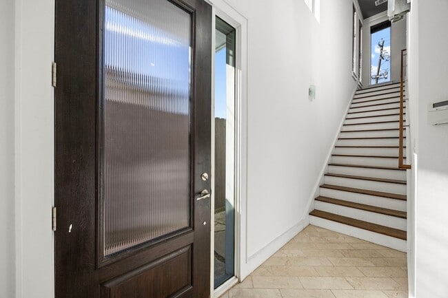 Building Photo - 5707 Schuler St