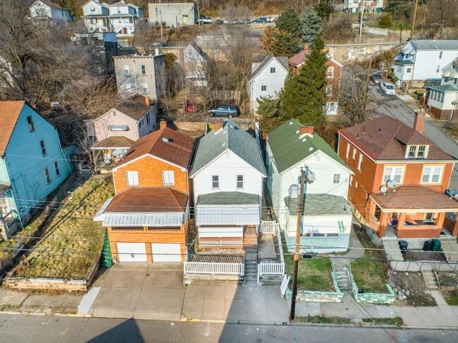 Building Photo - AVAILABLE SEPT 1ST!! UPDATED & SPACIOUS 3-...