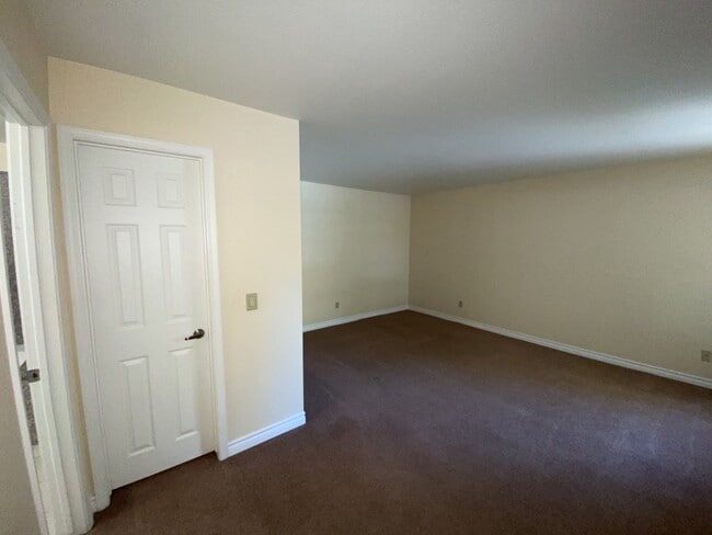 Building Photo - 3 Bedroom 2 bath condo located on second floor.