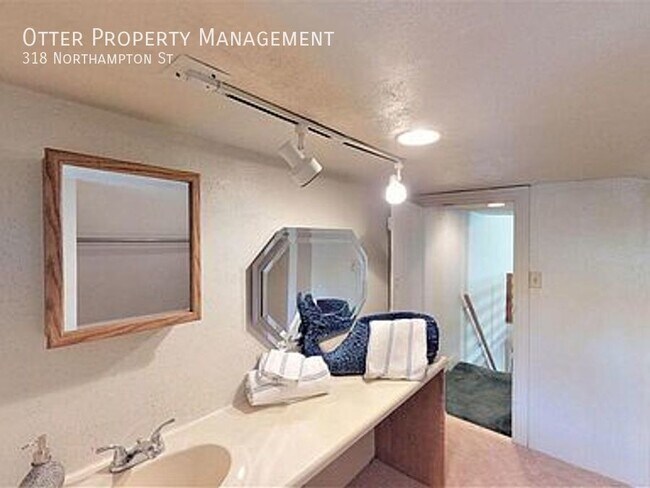 Building Photo - 3BR/2BA Spacious Home with Private Fenced ...