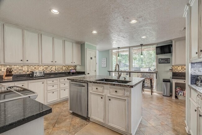 Building Photo - 22 Winged Foot Dr