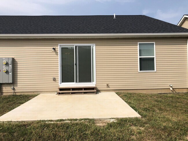 Building Photo - 2 bed 2 bth duplex- available now