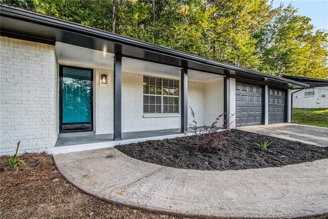 Building Photo - 2243 7 Oaks Cir