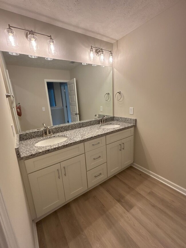 Building Photo - MOVE IN SPECIAL! - BRAND NEW 4 Bedroom Townhome in Shelbyville!