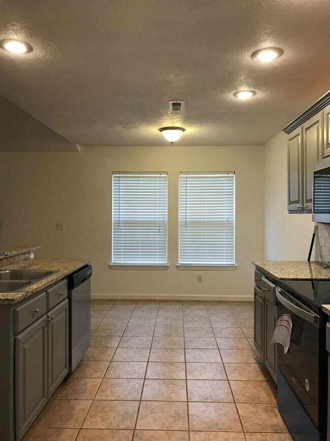 Building Photo - Wonderful 3 Bedroom 2 Bath Ranch