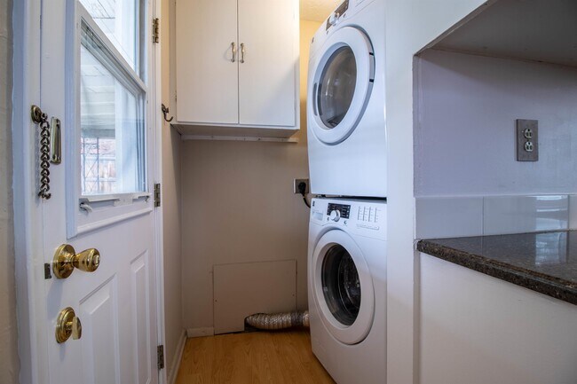 Building Photo - 575 I St