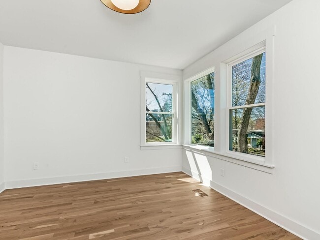 Building Photo - Custom 3 story home in the heart of Belmont/Optimist Park!