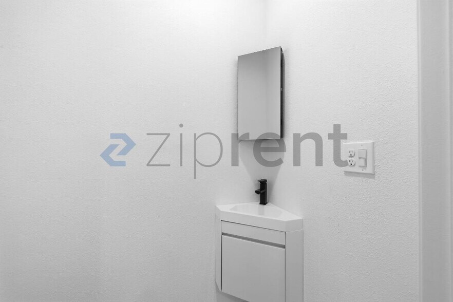 Building Photo - Unit