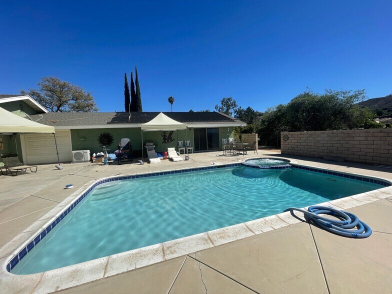 Building Photo - 15691 Wendell Park Dr