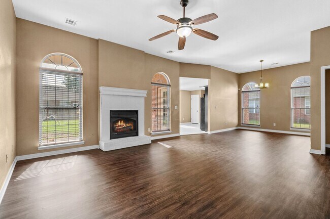 Building Photo - Bright & Beautiful 4 Bedroom Home with Fenced Yard and Modern Upgrades!