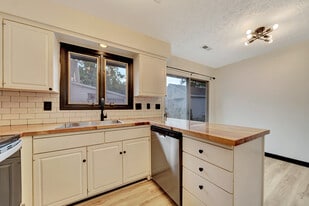 Building Photo - 5707 Ballard Ave