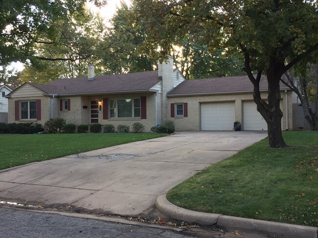 Primary Photo - 239 S Parkwood Ln